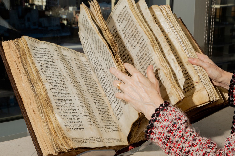 O Codex Sassoon, considerado a mais antiga Bíblia hebraica quase completa, vai a leilão em maio — Foto: Eric Helgas / The New York Times