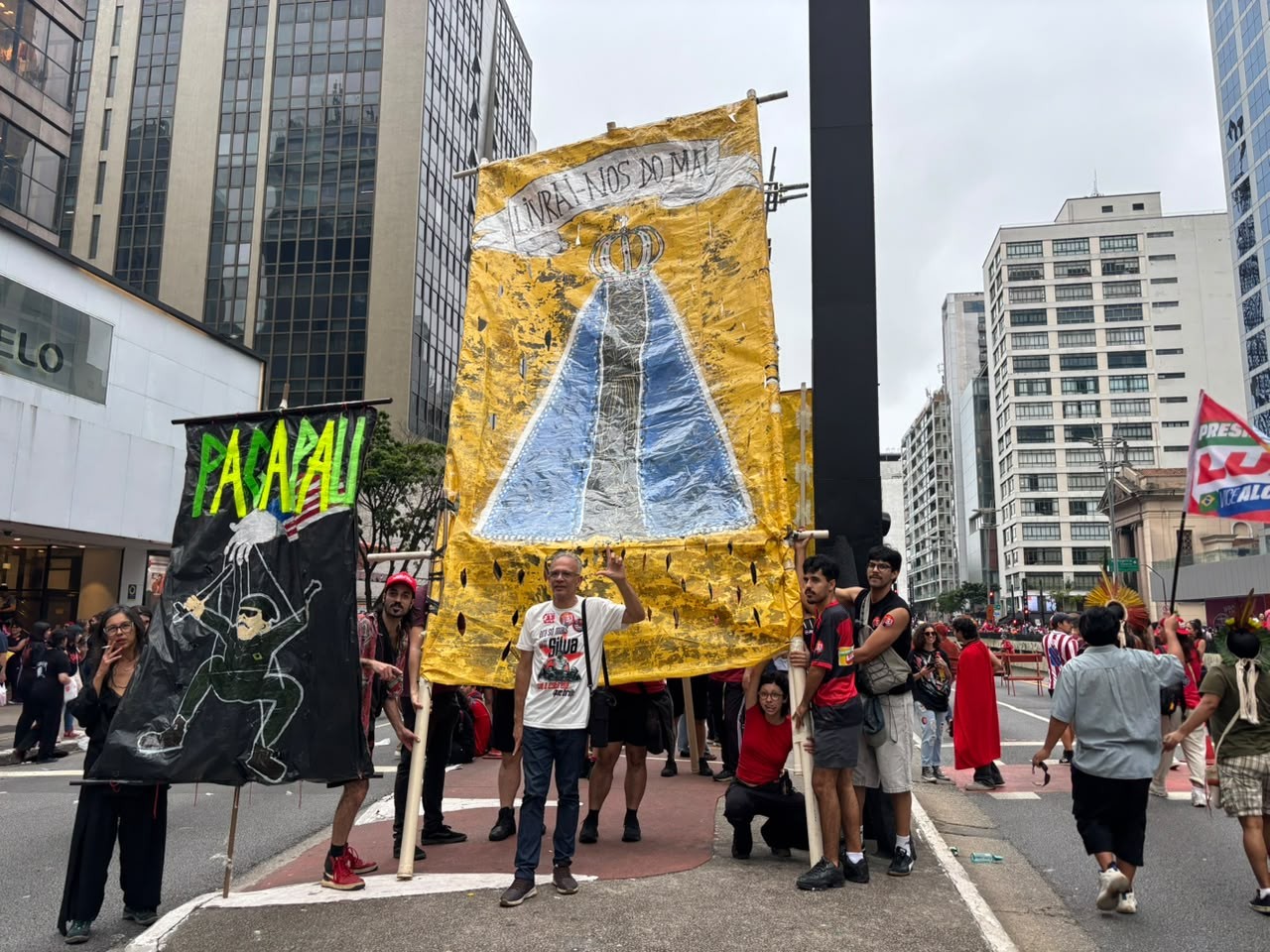 Nossa Senhora e cartazes religiosos ganham espaço entre eleitores de esquerda em ato pró-Lula em SP