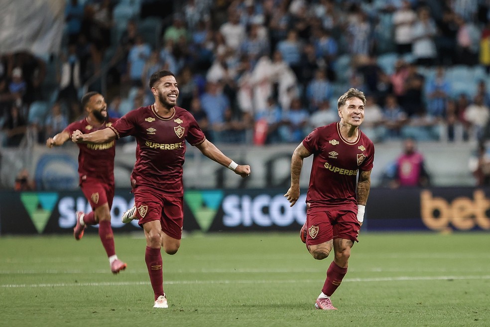 Nonato (left) and Sotildo celebrate one of the Venezuelan's goals against Gremio in a duel for the Brazilian championship - Photo: Lucas Merson / Fluminense