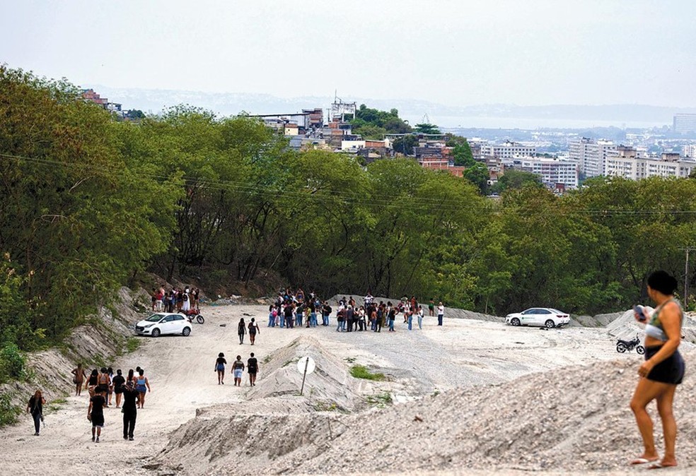 A Mata da Vacaria, na verdade, é uma extensa pedreira abandonada e cercada por Mata Atlântica. Ela liga os complexos da Penha e do Alemão — Foto: Márcia Foletto