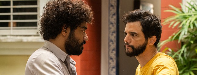 Thomas Aquino e Wagner Moura em cena de "O agente secreto" — Foto: Divulgação