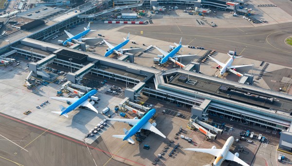 Pessoa morre sugada por motor de avião no aeroporto de Amsterdam