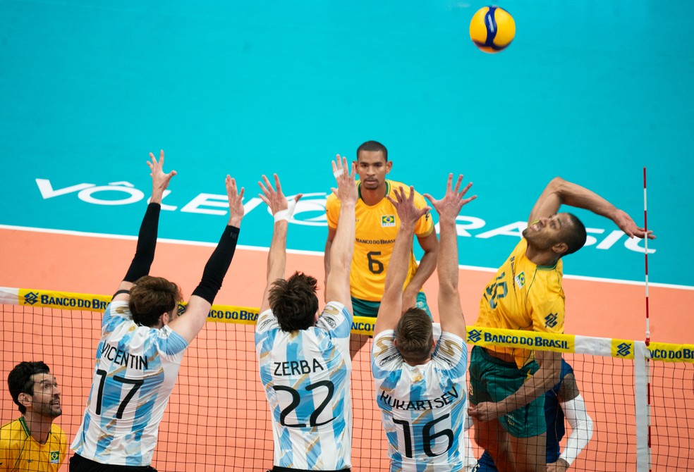 Lucarelli, capit&atilde;o da sele&ccedil;&atilde;o masculina de v&ocirc;lei, em a&ccedil;&atilde;o contra a Argentina no Maracan&atilde;zinho &mdash; Foto: Maur&iacute;cio Val/Fotoclic/CBV