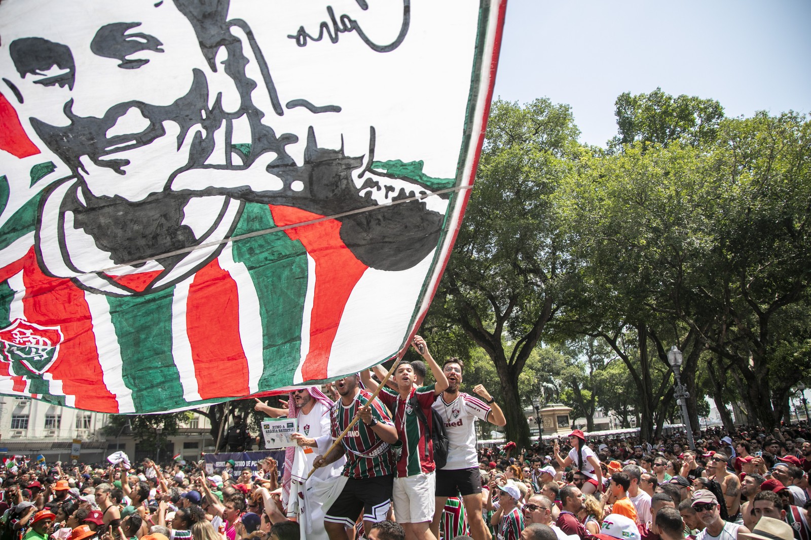 Torcedores do Fluminense enchem ruas do Centro do Rio para fazer festa ...