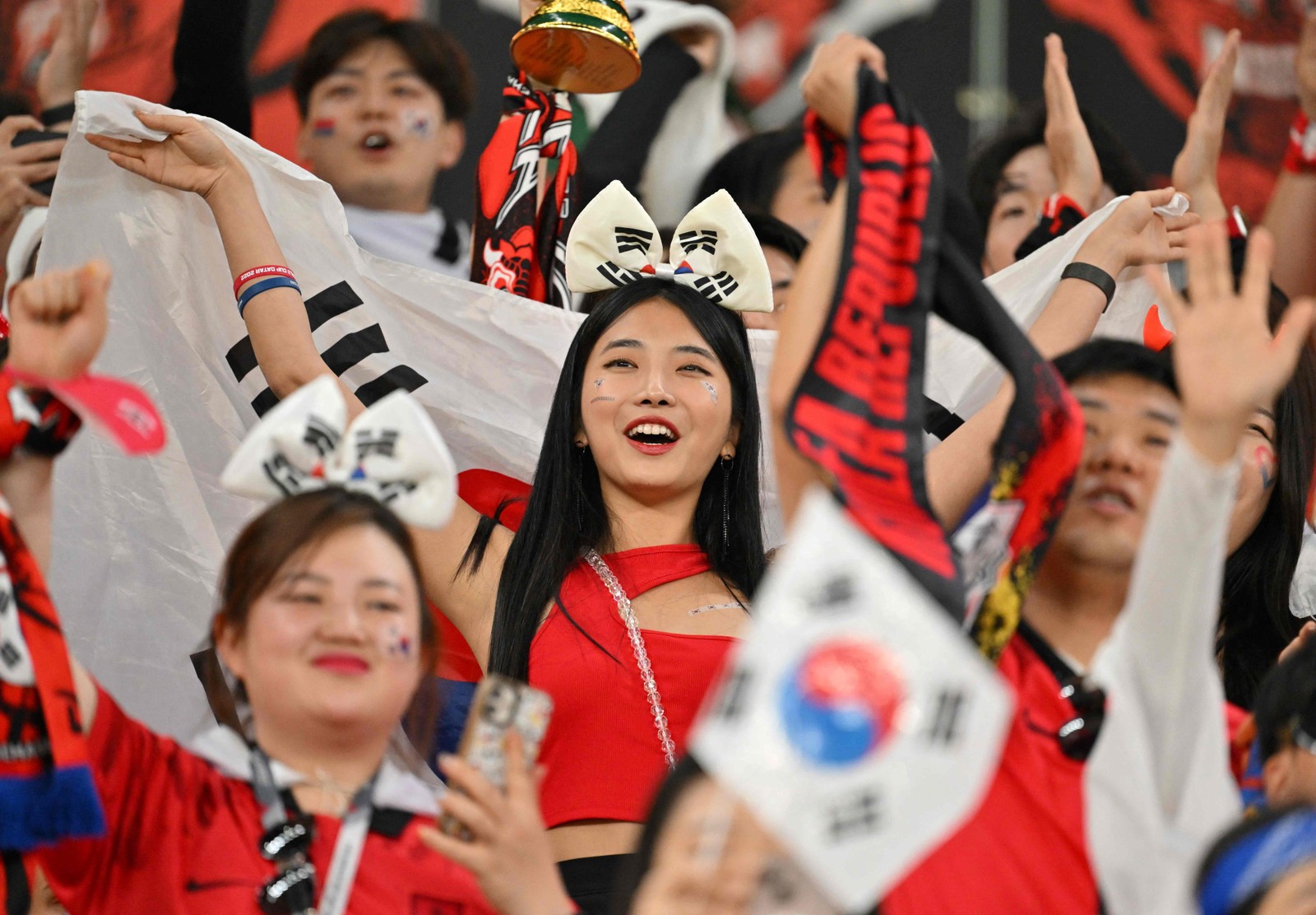 Torcida da Coreia do Sul durante jogo contra Portugal — Foto: JUNG YEON-JE/AFP