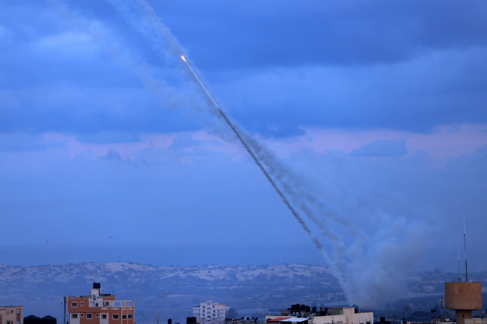 Foguetes são disparados da Cidade de Gaza em direção a Israel  –  SAID KHATIB / AFP
