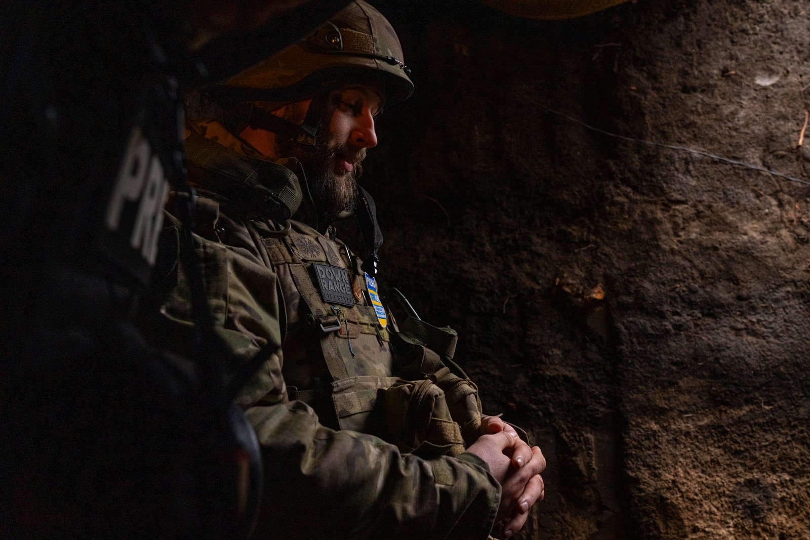 Soldado ucraniano aguarda na saída de um bunker o fim da atividade de drones russos que sobrevoam a área em busca de alvos ativos, como soldados ou peças de artilharia em atividade. Foto tirada em Chasiv Yar, Oblast de Donetsk, Ucrânia — Foto: Yan Boechat