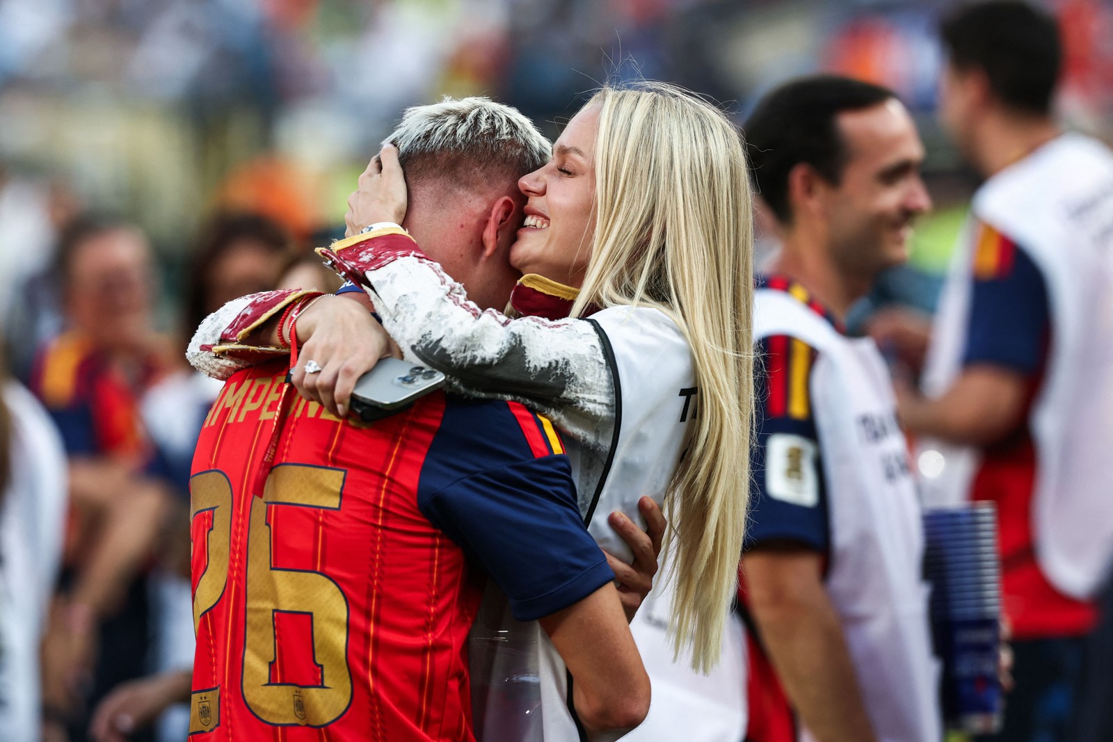 Dani Olmo e companheira comemoram título da final da Copa — Foto: FRANCK FIFE / AFP