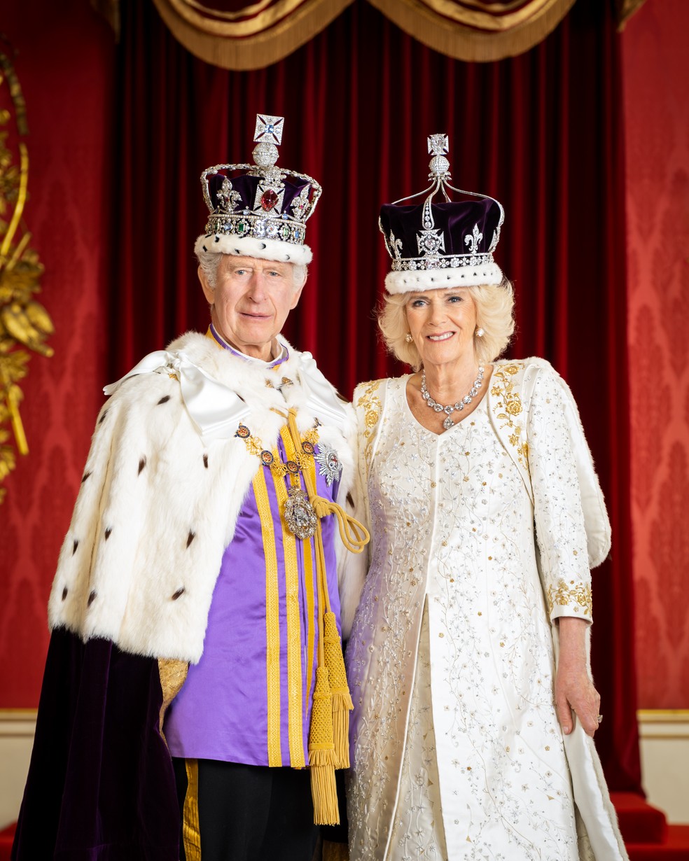 Primeira foto oficial do rei Charles III e a rainha Camilla após a coroação — Foto: Divulgação / Palácio de Buckingham