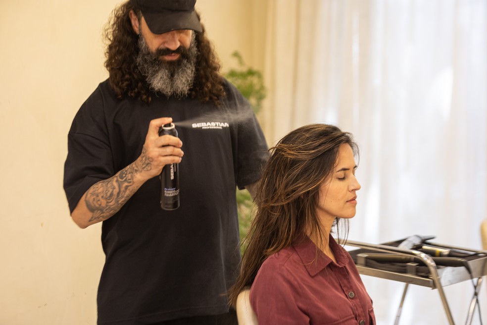 Re-Shaper Spray Sebastian proporciona fixação antes do uso do babyliss — Foto: Marco Sobral