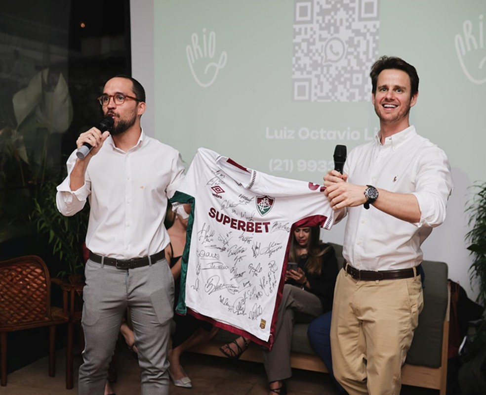 Leilão. Camisa autotografada do Fluminense foi leiloada por R$ 9 mil para angariar fundos para a ONG — Foto: Divulgação