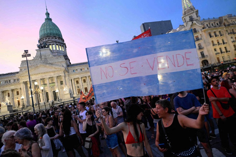 Protestos na Argentina — Foto: LUIS ROBAYO/AFP