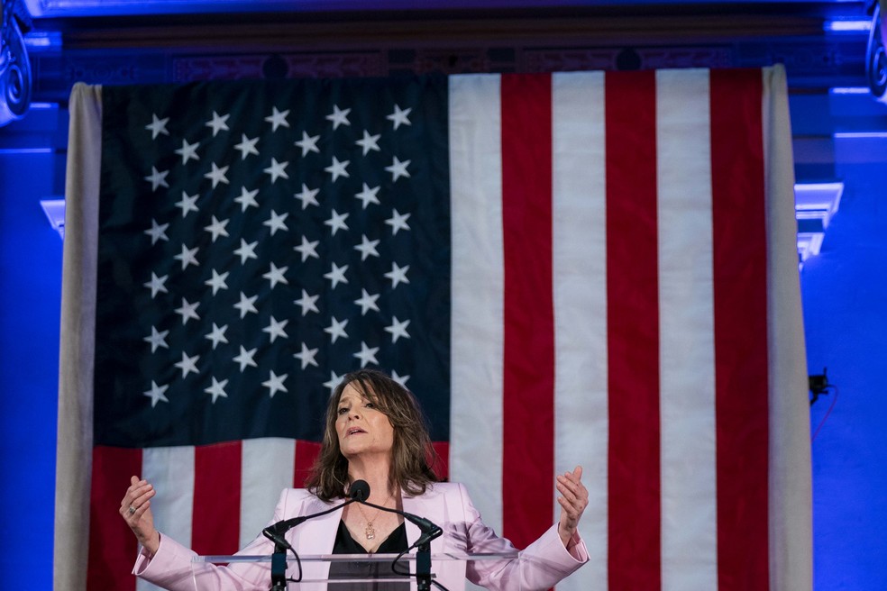 Marianne Williamson, pré-candidata democrata à Presidência dos EUA, discursa em Washington — Foto: Sarah Silbiger/NYT