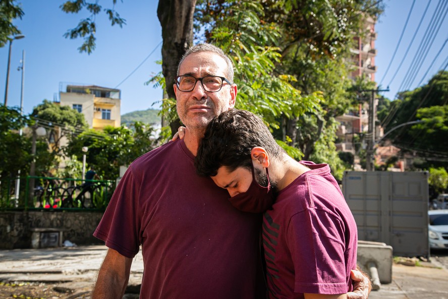 Carlos Soares e o filho: tristeza com a morte do cão atacado por pitbull