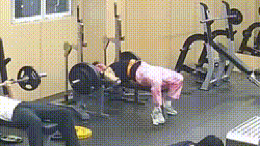 Nas gravações, o homem aparece usando regata preta e calça rosa enquanto tenta erguer a barra