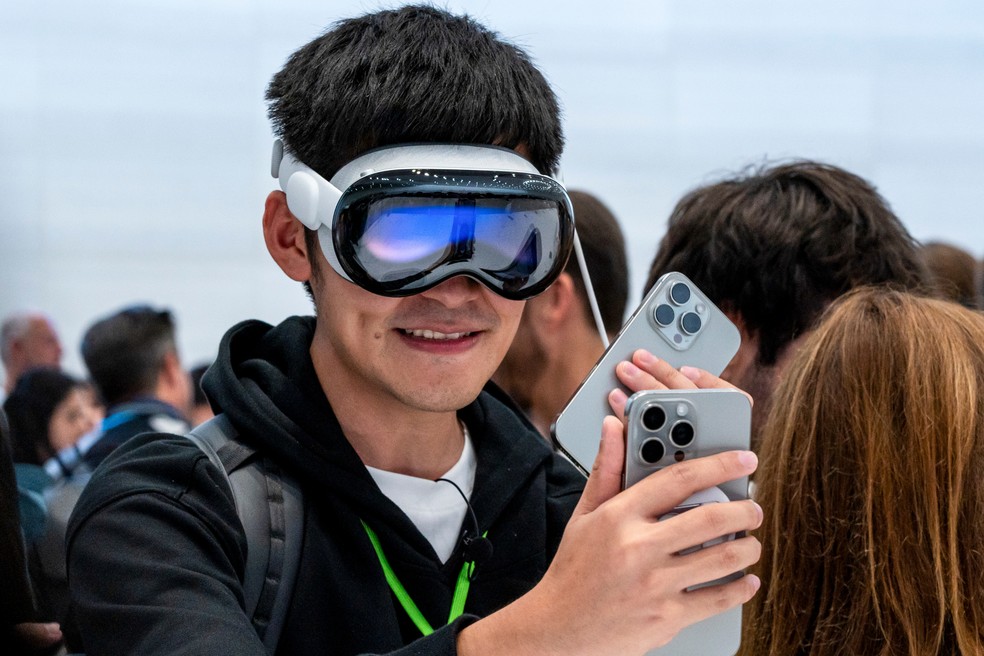 Convidado experimenta um Apple Vision Pro com o iPhone 16 Pro — Foto: Bloomberg