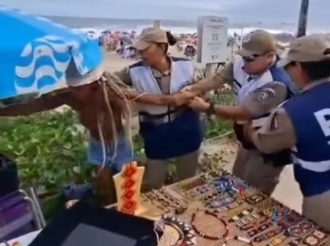 Vídeo: banhistas protestam por ação truculenta de agentes da Seop contra artesã em Ipanema