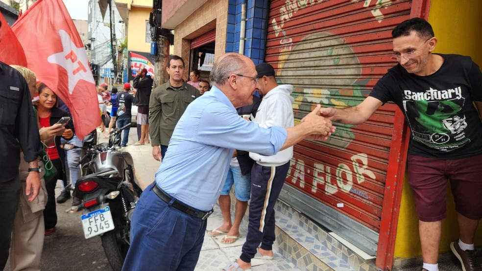 O vice-presidente Geraldo Alckmin cumprimenta apoiadores em Heliópolis, na capital paulista — Foto: Hyndara Freitas/ O GLOBO