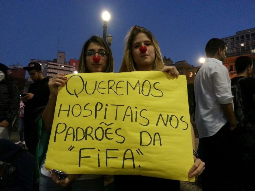 Estudantes pedem melhoris no sistema de saúde e protestam contra a realização da Copa do Mundo no país, em 18 de junho de 2013 — Foto: Roberta Scrivano