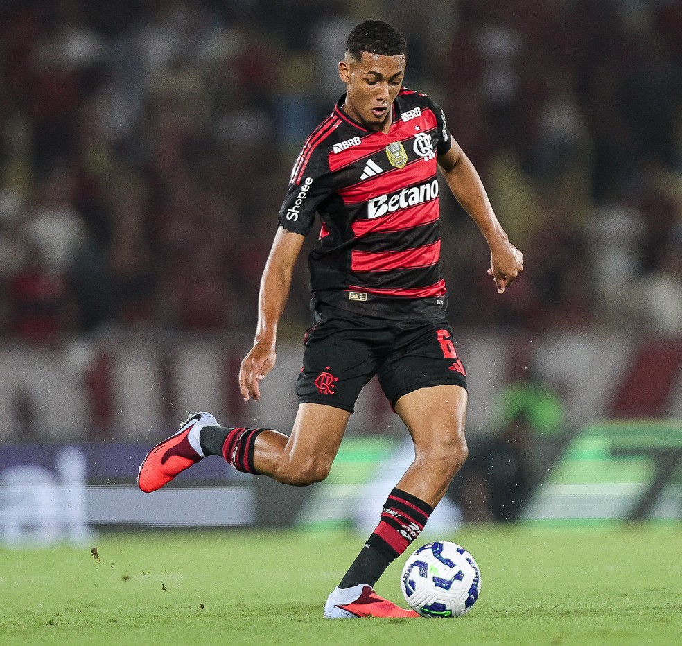 João Victor, de 18 anos, se viu no centro dos holofotes após falhas pelo Flamengo — Foto: Gilvan de Souza/Flamengo