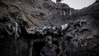 A segunda colocada foi para a fotografia “Trabalho Infantil no Afeganistão”, do fotógrafo italiano Weiken Oliver. Nela, um menino que trabalha em uma mina de carvão informal está posicionado na entrada do local — Foto: Weiken Oliver/Siena International Photo Awards