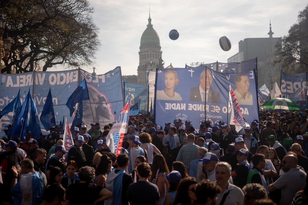 Protesto em frente ao Congresso Nacional: A Câmara dos Deputados da Argentina votou por mais de dois terços para rejeitar os vetos do presidente Javier Milei a um projeto de lei que aumenta o orçamento das universidades públicas e outro que amplia os gastos com saúde — Foto: Tomas Cuesta/Bloomberg