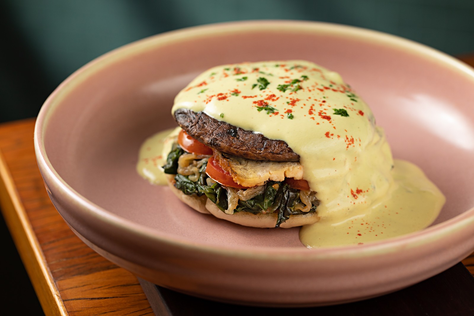 Portobello Benedict from Teva Deli — Photo: Disclosure / Photo by Rodrigo Azevedo