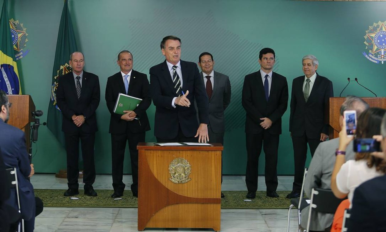 Em 15 de janeiro, Bolsonaro assina seu primeiro decreto: registro, posse e comercialização de armas de fogo  — Foto: Jorge William / Agência O Globo