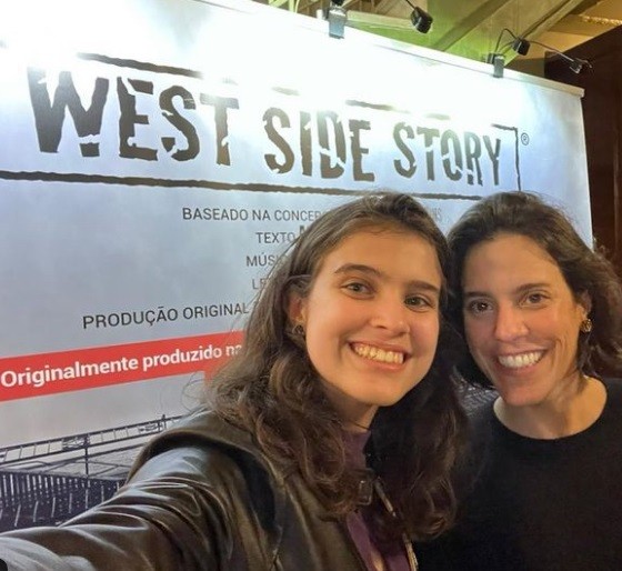 Estudante de teatro, Valentina Schmidt posa com a mãe, Ana Cristina, em frente a um cartaz da peça 'West side story' — Foto: Reprodução/Instagram