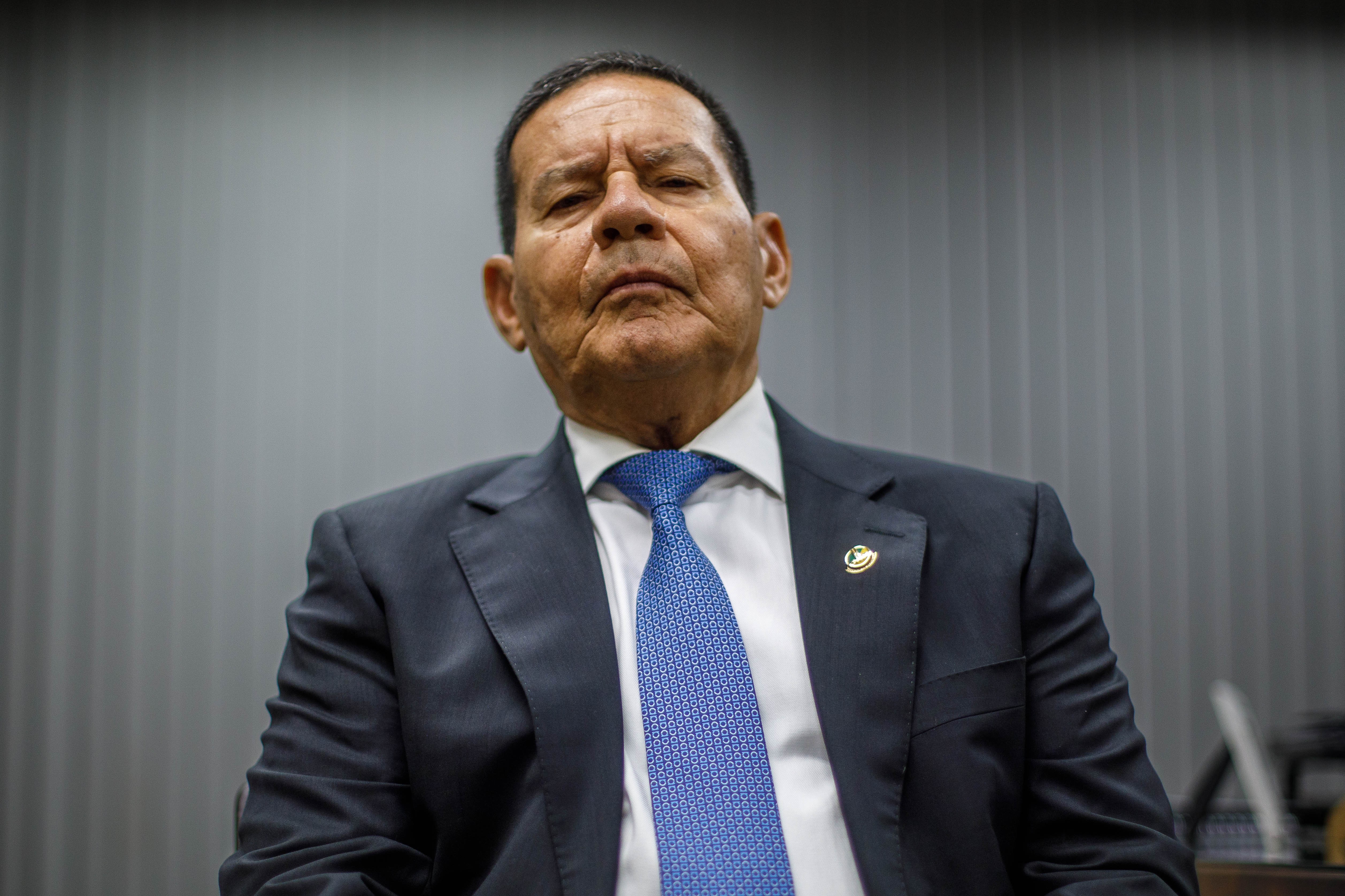 Vice de Bolsonaro, Mourão silencia sobre operação que prendeu kids pretos