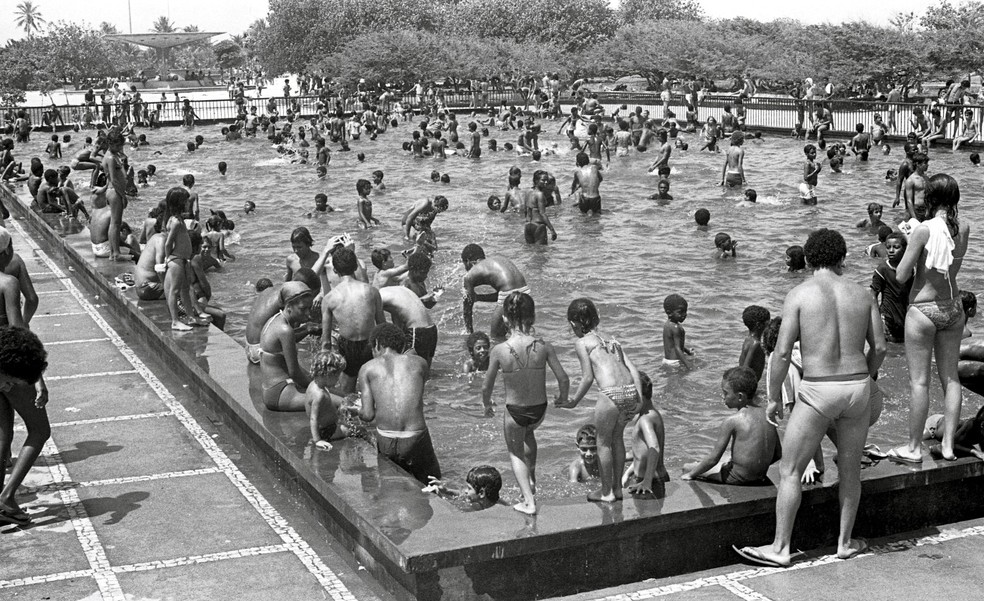 Piscina lotada no aterro do Flamengo durante o ver�o de 1978 - Foto: Paulo Moreira / Ag�ncia O Globo