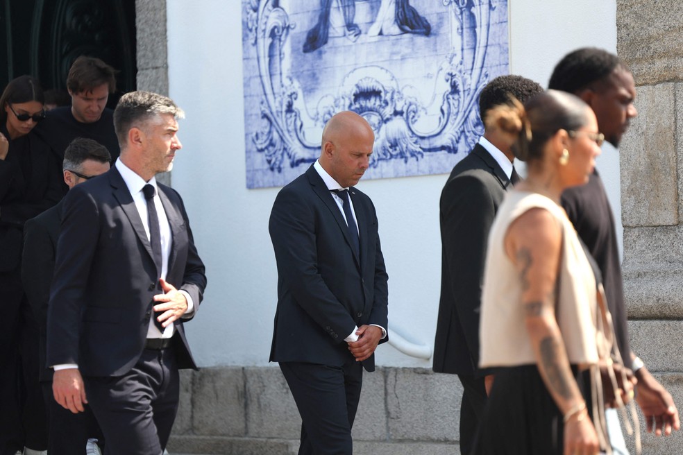 Arne Slot, técnico do Liverpool, durante funeral de Diogo Jota — Foto: FILIPE AMORIM / AFP / 03-07-2025