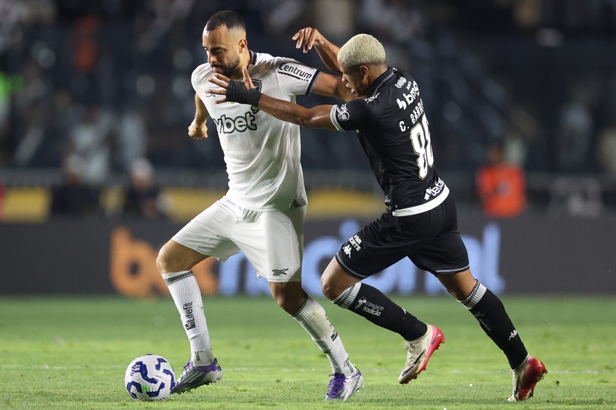 Arthur Cabral tenta se desvencilhar da marca&ccedil;&atilde;o de Cauan Barros em cl&aacute;ssico entre Vasco e Botafogo que terminou empatado; ambos os jogadores tiveram bom desempenho
