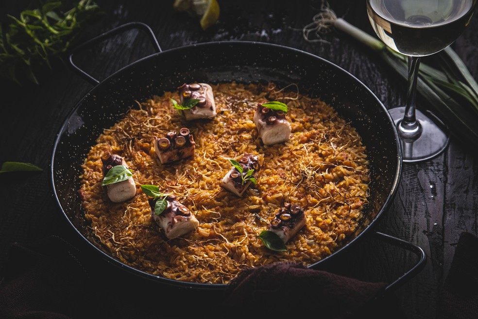 Torero Valese:  No espanhol do Itaim Bibi, paellas e arrozes, como o de polvo, disputam atenção no menu com a seleção de tapas — Foto: divulgação/Mario Rodrigues
