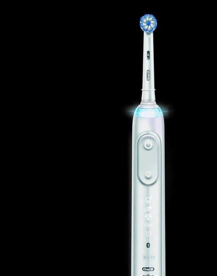 A Oral-B lançou a escova elétrica Genius X com inteligência artificial que ajuda na escovação. Pelo celular, o app gera um gráfico com o progresso do da escovagem, aconselha e permite personalizar as definições. O app indica as áreas e o tempo correto que devem ser escovadas .Divulgação