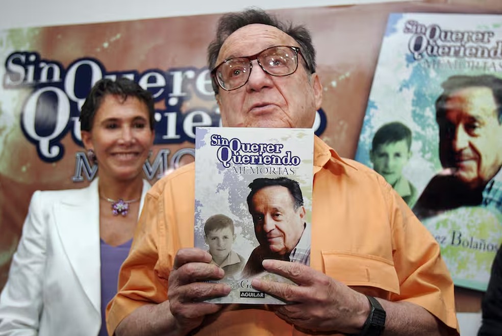 Roberto Gómez Bolaños no lançamento de sua autobiografia na Cidade o México, em agosto de 2006 — Foto: SUSANA GONZALEZ - AFP
