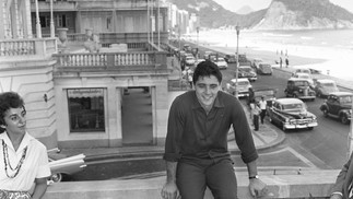 O cantor francês Sacha Distel na varanda do Hotel Copacabana Palace em 1961 — Foto: Arquivo / Agência O Globo