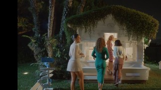 Casa de bonecas de Eva fica no jardim da casa de Angélica — Foto: Reprodução/Globoplay