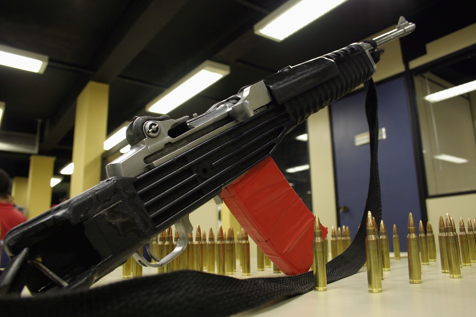 Policiais do RPMont apreendem fuzil AR15 após troca de tiros com bandidos da Favela do Barbante. (Foto de 14/02/2005, no Rio de Janeiro) — Foto: Marcelo Franco / Agência O Globo