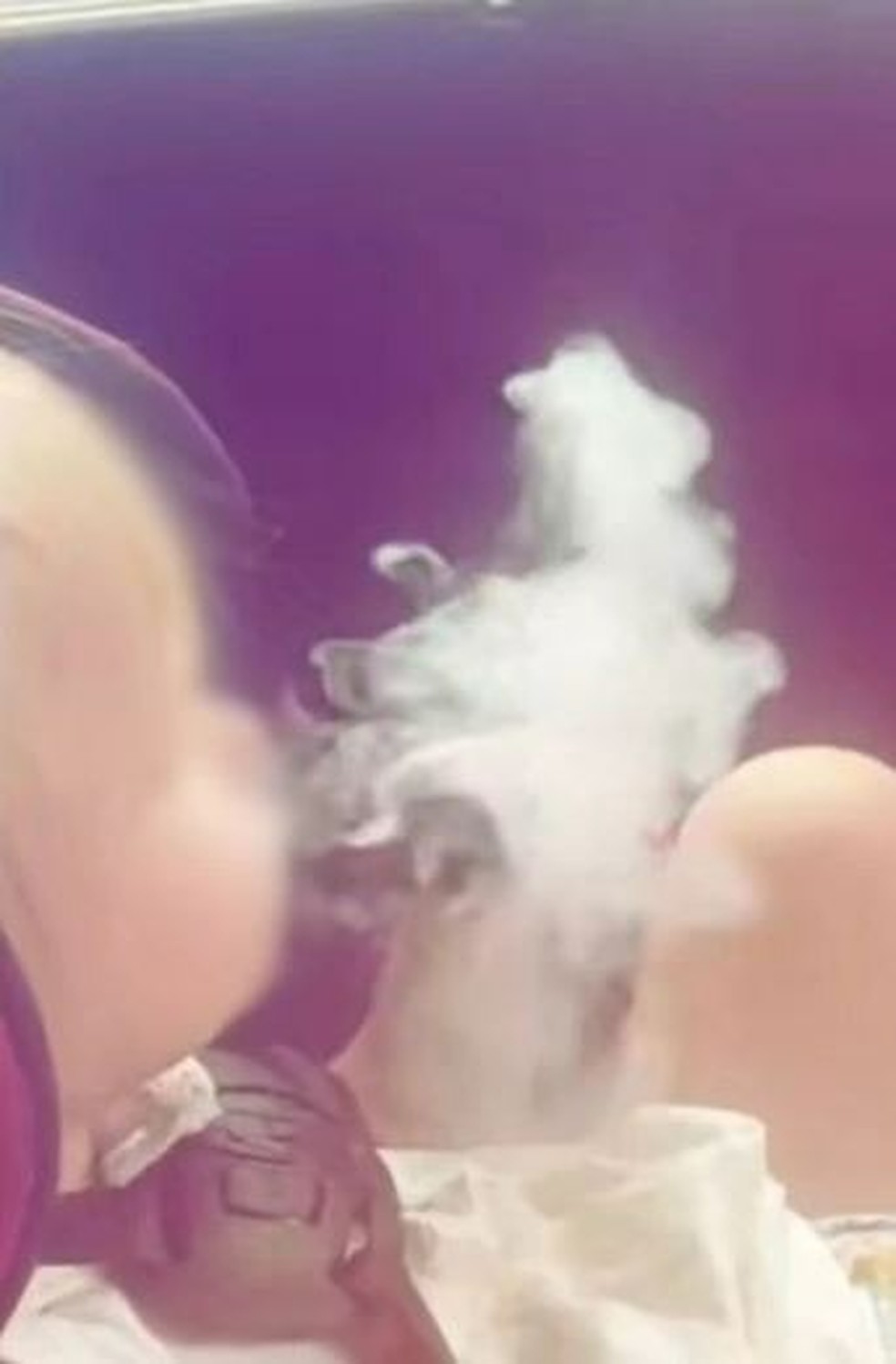 Bebê solta fumaça após fumar cigarro eletrônico — Foto: Reprodução