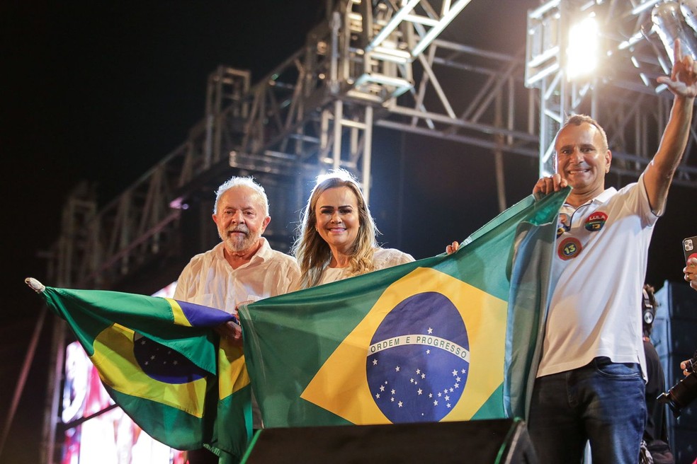 Daniela posa entre Lula e Waguinho, prefeito de Belford Roxo, durante a campanha presidencial  — Foto: Rafael Barreto