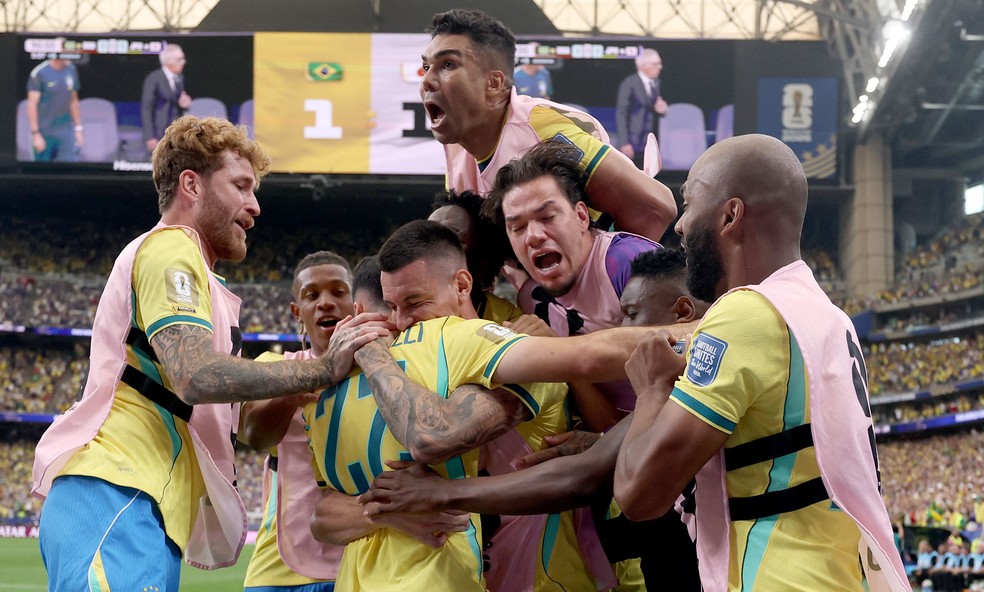 Jogadores comemoram com Martinelli, que marcou o gol que carimbou a vaga brasileira nas oitavas de final da Copa — Foto: Lars Baron/Getty Images via AFP