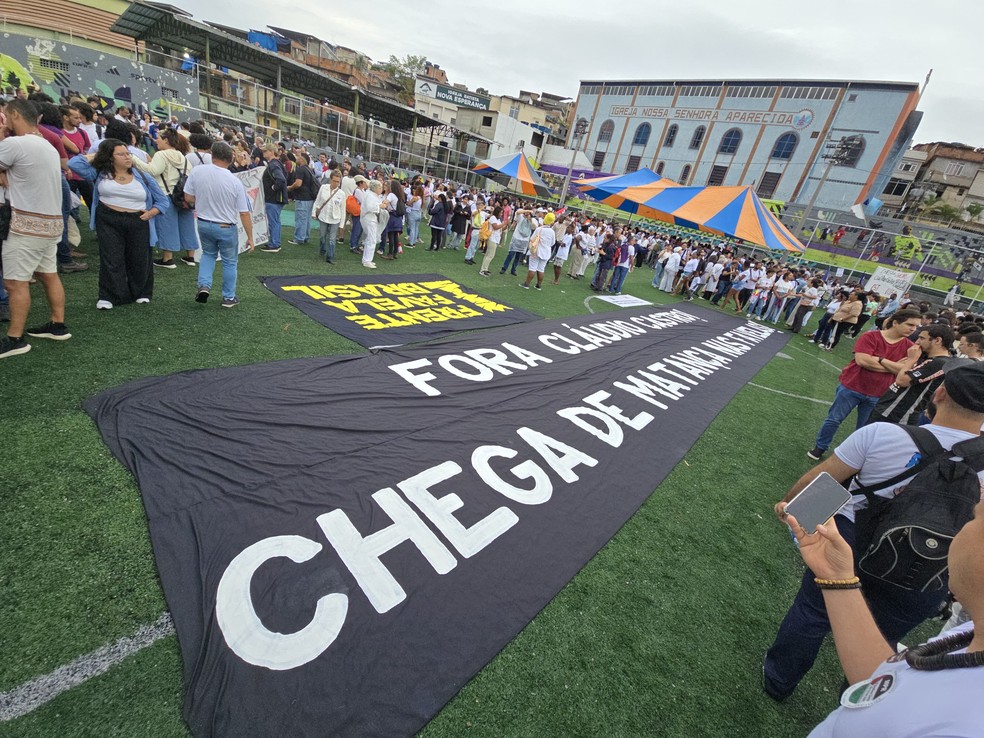 'Fora Cláudio Castro. Chega de matança nas favelas" dizia um dos cartazes no gramado do Campo do Ordem — Foto: Léo Martins / Agência O Globo