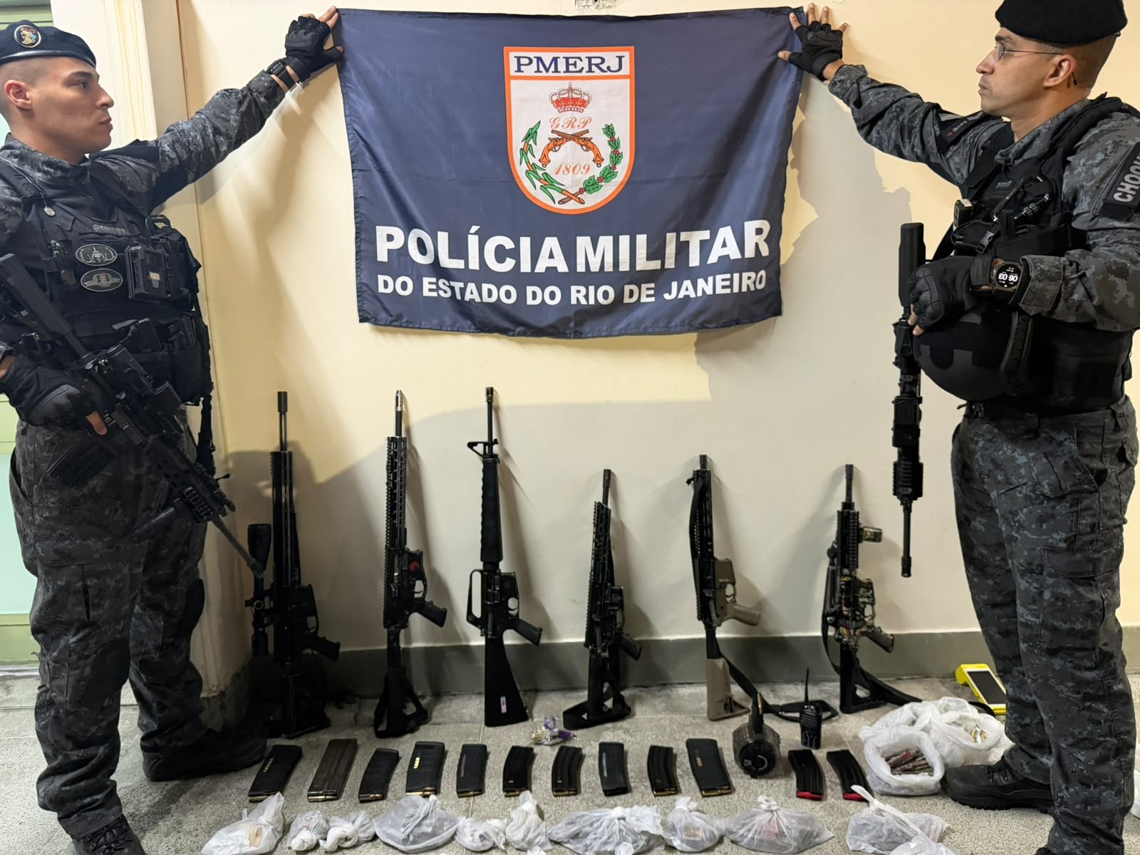Operação no Rio: 23 presos, fuzis e cobra resgatada