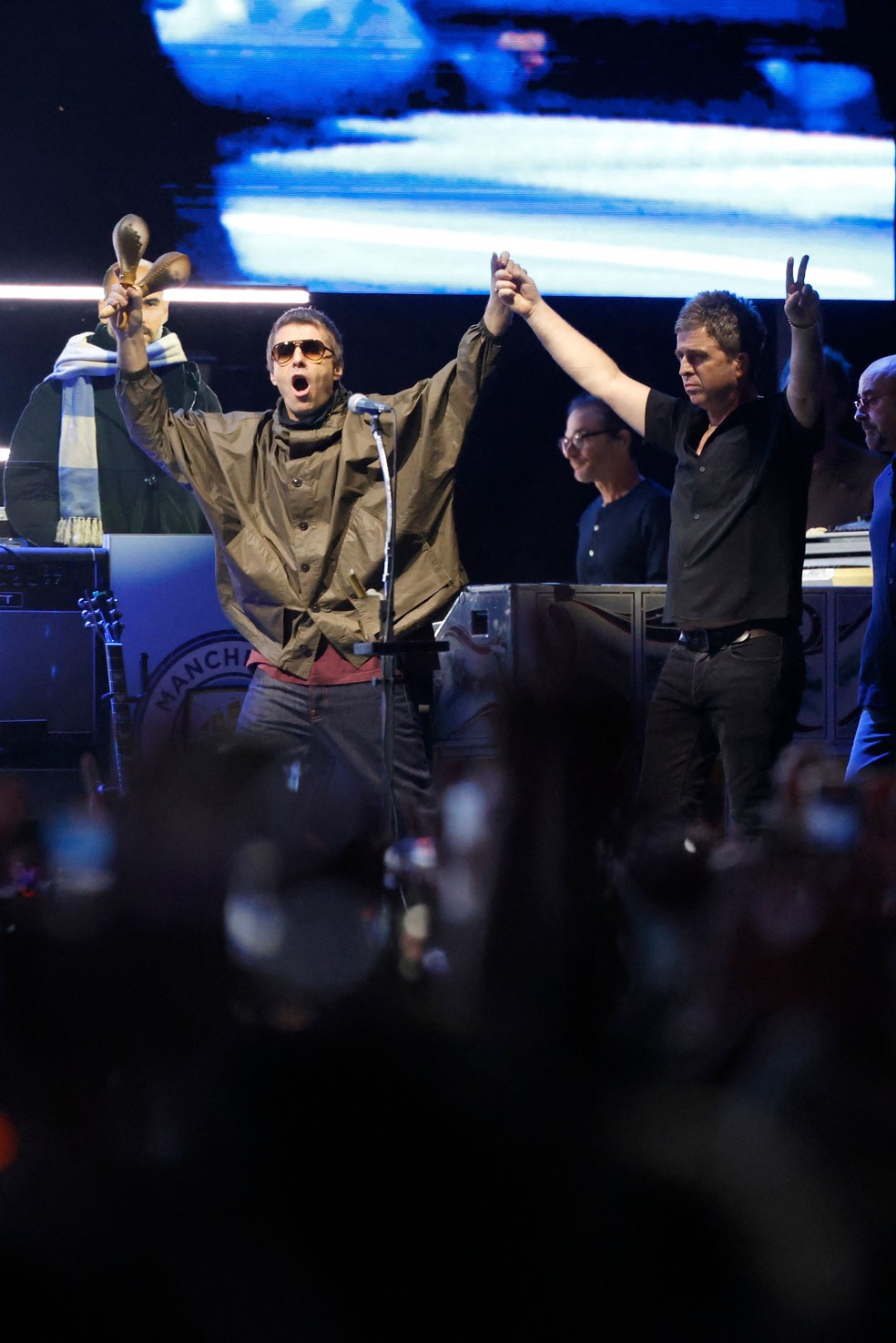 Liam e Noel Gallagher no palco do Soldier Field, em Chicago, em 28 de agosto, na turnê em que os irmãos se juntam após 16 anos: sem datas no Rio — Foto: KAMIL KRZACZYNSKI / AFP