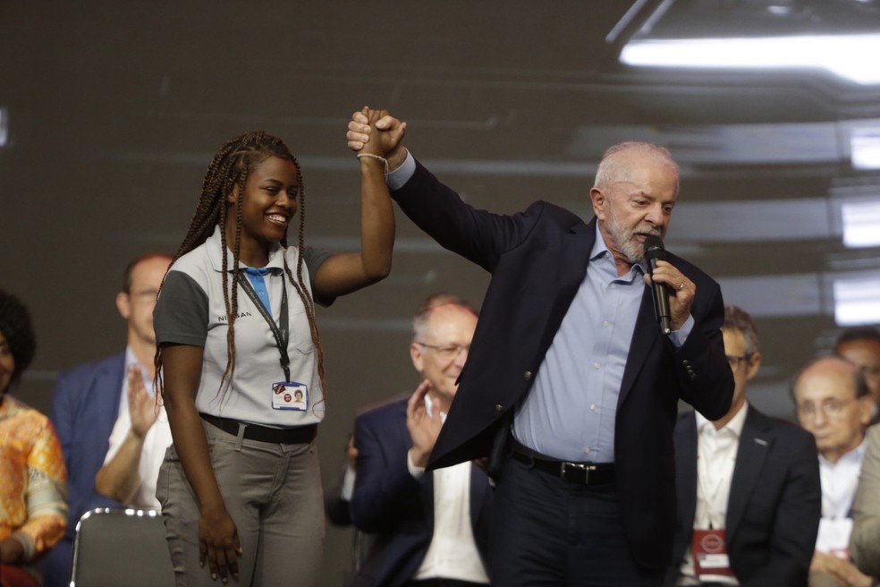 Uma representante dos funcionários da Nissan, Taís dos Santos, operadora de produção do setor de estamparia, de 26 anos, também participou da cerimônia ao lado das autoridades — Foto: Domingos Peixoto/Agência O Globo