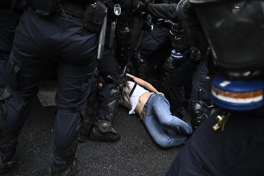 França suspende uso de granadas de efeito moral em protestos estudantis ...