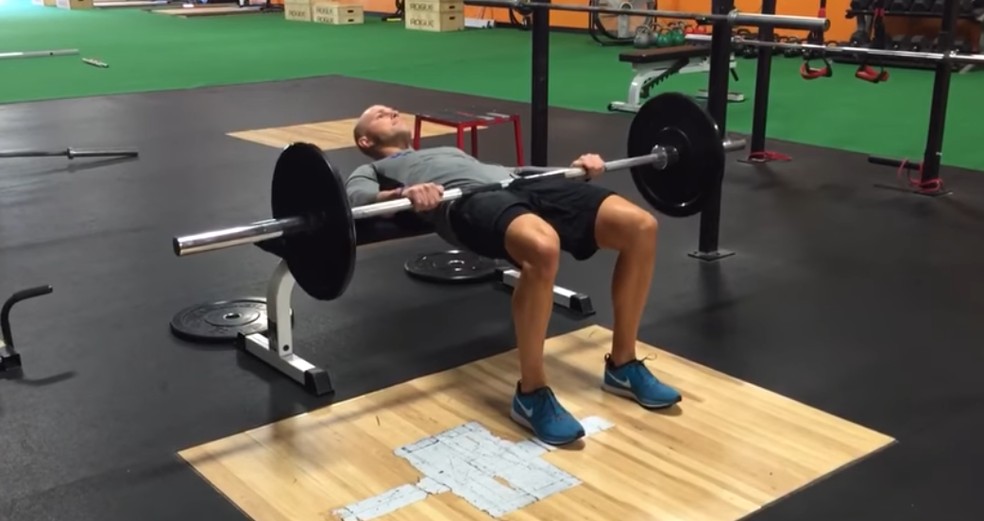 Eleva&ccedil;&atilde;o de quadril com barra. &mdash; Foto: Reprodu&ccedil;&atilde;o / Youtube