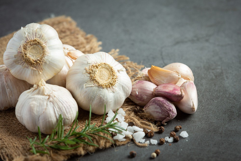 Alho: os efeitos na saúde e quem não deve consumir esse alimento - QTU Questões do Universo