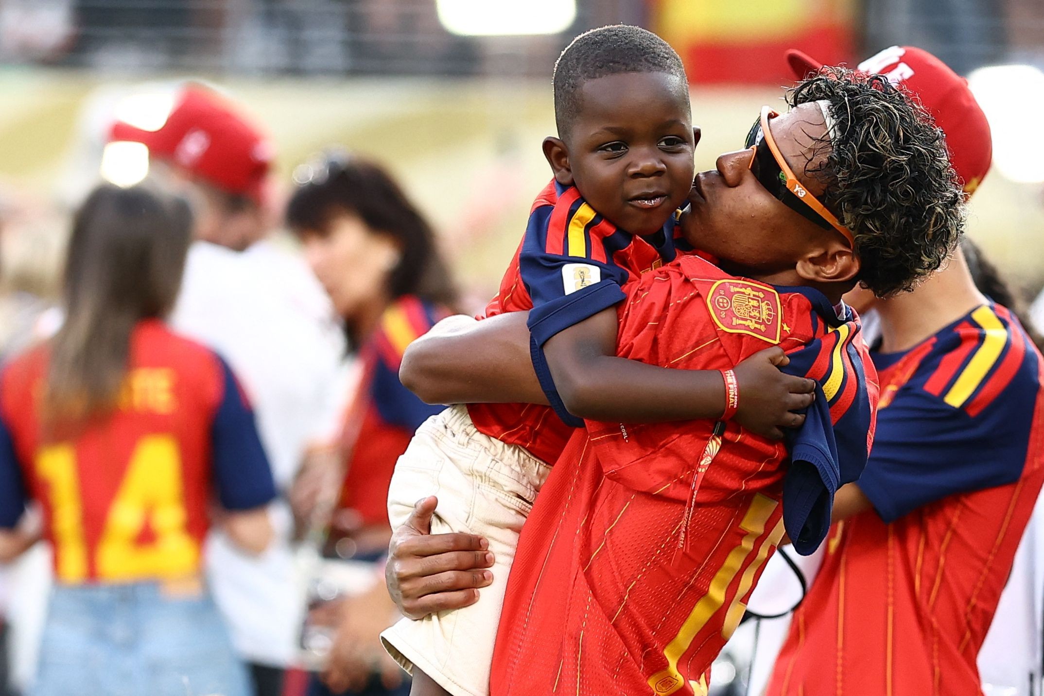 Lamine Yamal celebra título da Espanha com irmãozinho sensação da Copa
